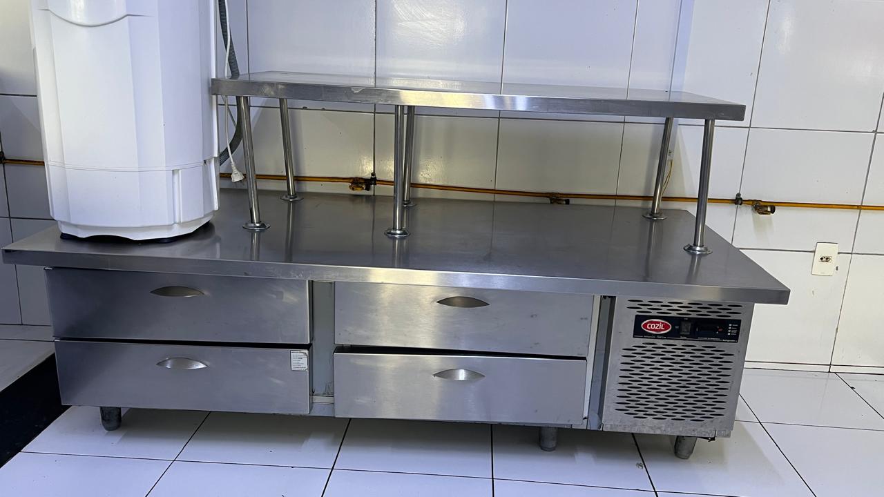 Bancada com freezer de gavetas