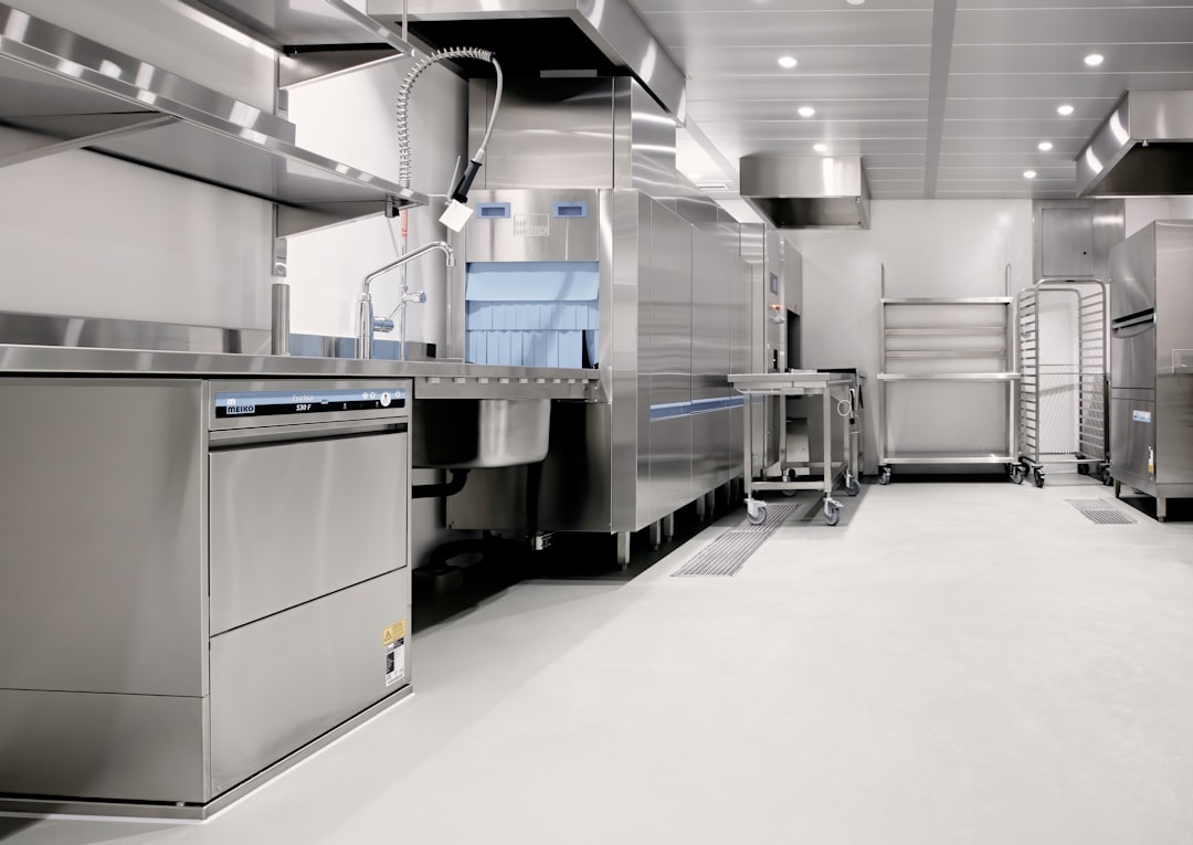 Bancadas, prateleiras e equipamentos em inox de cozinha industrial completa