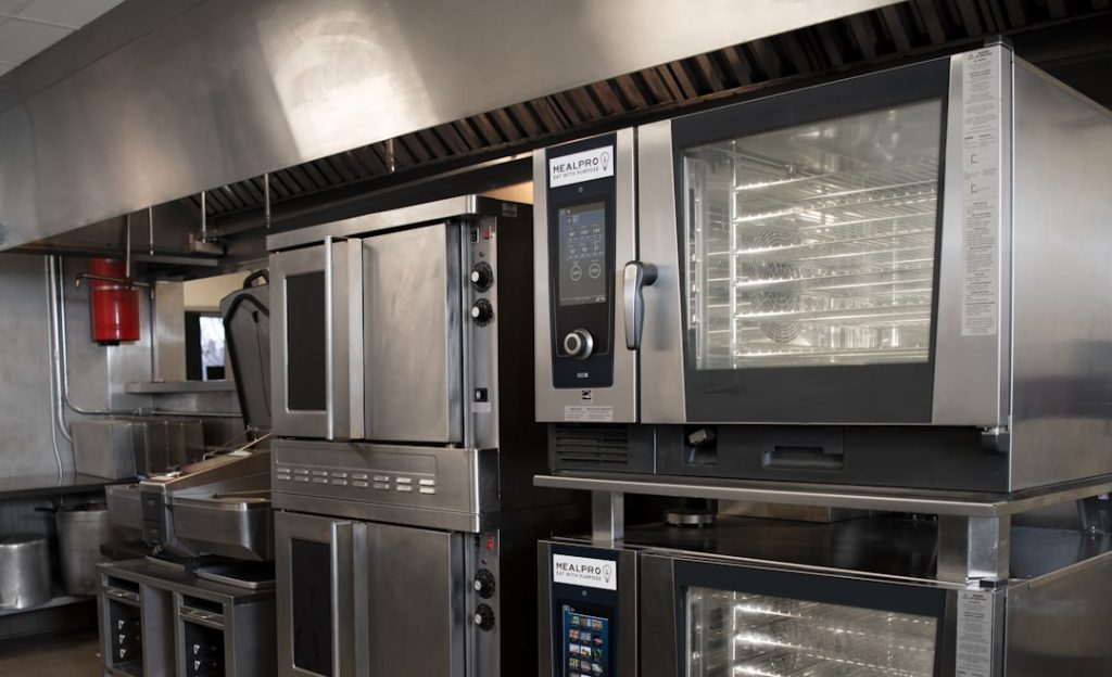 Cozinha industrial equipada com estrutura em inox, pronta para operação de restaurante